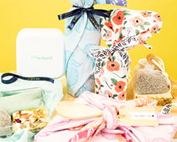 Gifts wrapped in tea towels and ties with P-touch Embellish ribbons.