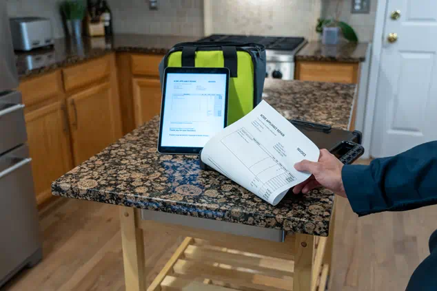 PocketJet-Fanfold-FieldService-InSituHoldingPrintedPageBagTabletFanfoldCase-WebRes