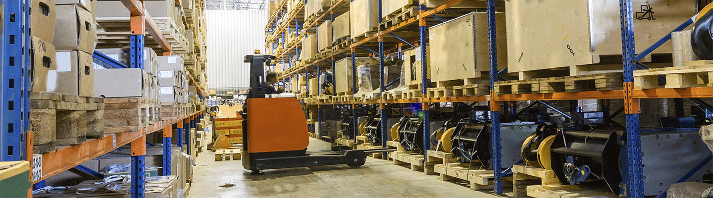 Warehouse facility and forklift