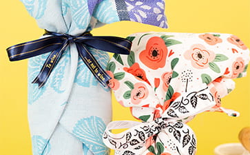 Gifts wrapped in tea towels and tied with P-touch Embellish ribbons 