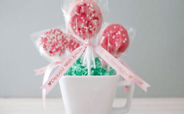 Valentine's Day Cookie pops with a Ptouch Embellish label in a white mug