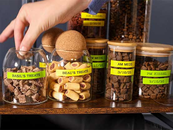 Person take a treat out of a jar labeled with Ptouch Btag label tapes.