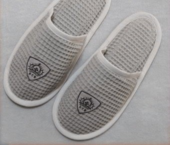 Mens slippers with embroidered emblem